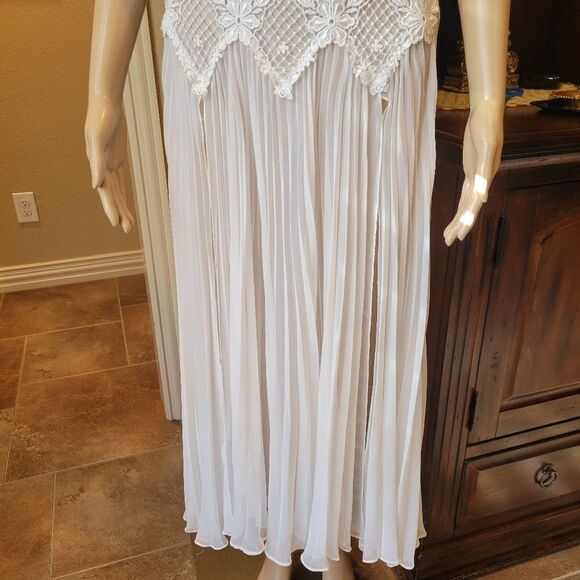 Vintage Flora Nikrooz ivory white nightgown dress. - Picture 13 of 16